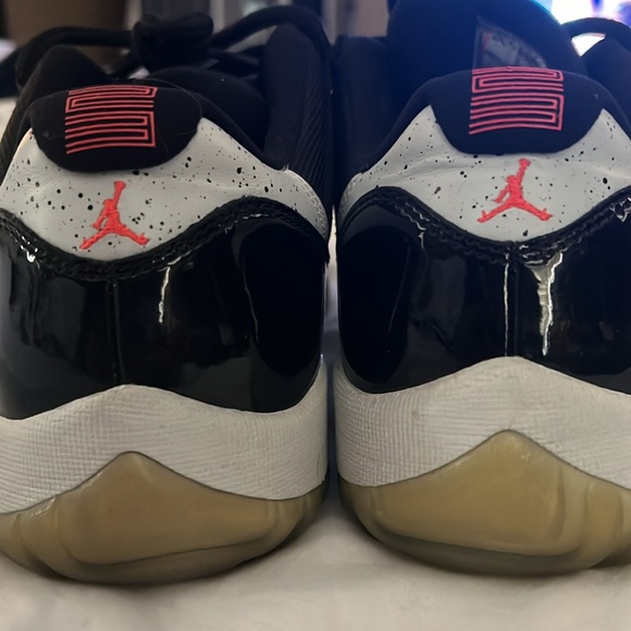 mens used jordans black and white and red in men’s 11- no box - Picture 9 of 9